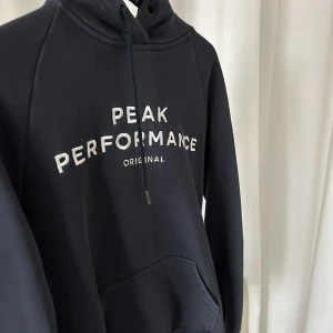 peak performance hoodie  - Bestämt mig för att sälja min fina peak performance hoodie i färgen marinblå. Pga att den inte kommer till användning 💙 (smutsig spegel) 