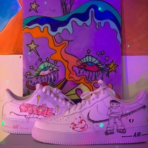 Customized af1 - Dom här skorna finns kvar inne, efter frågade designs kan även göras. 