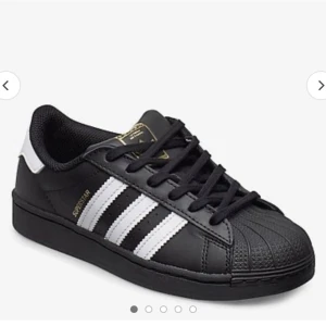 Adidas superstar svarta - Säljer mina adidas superstar som är svarta då jag bara använt dom 2 gånger. Använder inte för att det inte är min atil längre. Köpte för 899kr. Tvättar innan jag postar elr möts upp! Skicka dm för frågor❤️😽