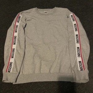 Moschino Sweatshirt - Moschino Sweatshirt, Strl L, passar M, 8,5/10, nypris 2500kr, mitt pris 799kr+frakt