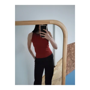 Ribbad topp med öppen rygg - Vindröd ribbad top från Zara med häftig öppen design i ryggen. Aldrig använd. Storlek: S men passar M och förmodligen även L, den är väldigt stretchig. 