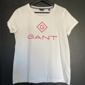 Vit Gant T-Shirt - T-shirten är i nyskick då jag fick den i födelsedagspresent och aldrig använt den. Snygg passform, dam storlek M.