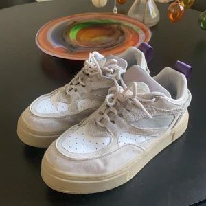 Eytys sneakers  - Använda i gott skick det är en stor 38 så jag skulle säga att om du har storlek 38,5 passar dom här dig 🫶🏽