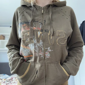 Hoodie  - Grön tjocktröja med ett cool tryck på framsidan och ena ärmen. 