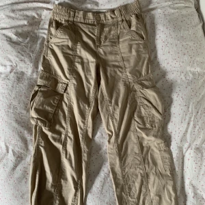 Low-rise beige cargo pants - Jättesnygga low-rise cargo pants i beige färg! Byxorna har inget spår av användning och är så gott som nya. 