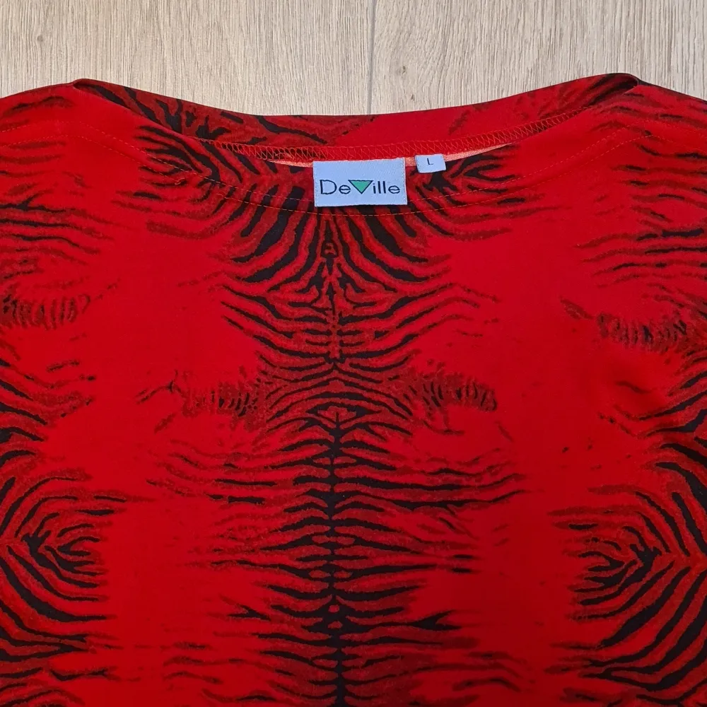 Röd och svart tröja med zebramönster i stretchigt material. ❤️. Toppar.