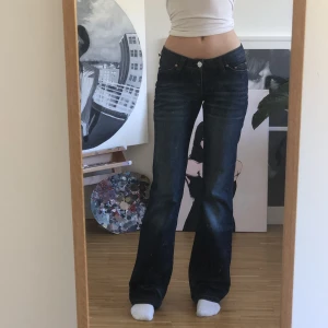 Blå lågmidjade jeans - Blå lågmidjade jeans köpta secondhand, sitter bra på mig som är XS och 170 cm!😊 Tyvörr är gylfen sönder men syns inte på mig iallafall, köpare står för frakt eller så möts jag i Uppsala!