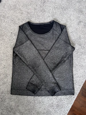 Glitter tröja - Säljer nu dn ganska glittrig tröja! Om ni har frågor fråga på! Pris kan diskuteras