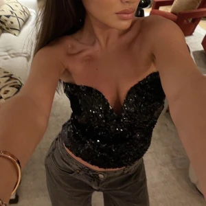 Glittrig topp - Säljer denna fina paljett bandaue toppen från bikbok. Som ny, endast använd 1 gång. Köparen står för frakt