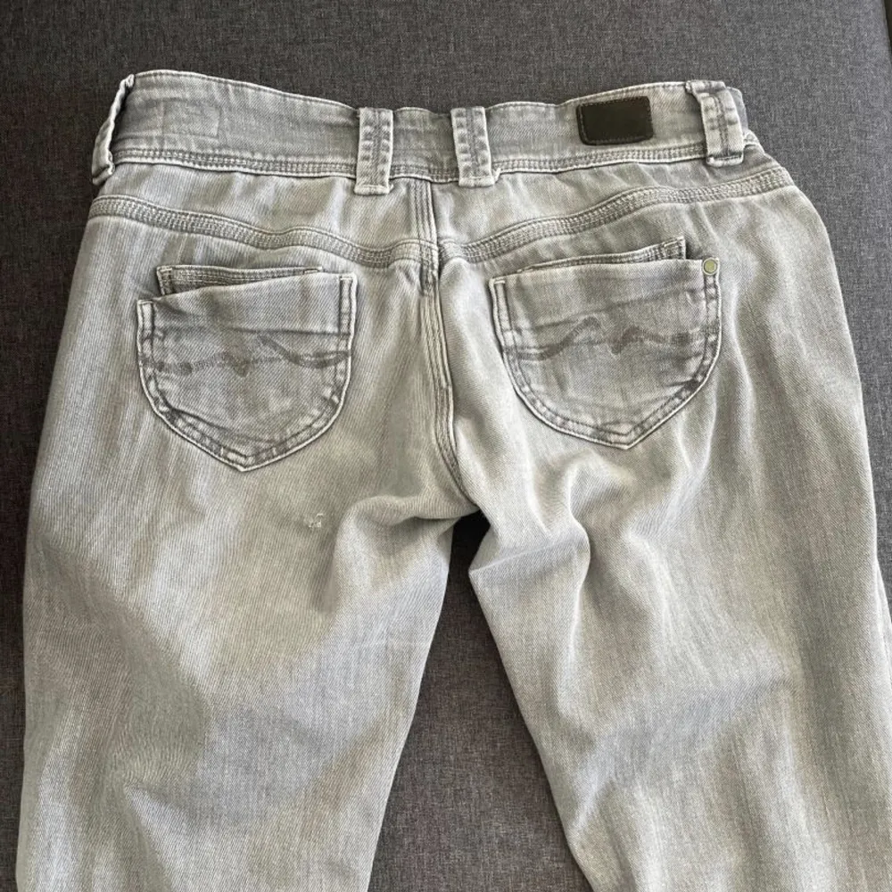 Säljer mina pepe jeans! De är i bra skick men säljer för att jag tycker att de inte riktig passar mig💕. Jeans & Byxor.