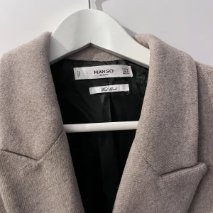 Kappa i ullmix från Mango - Beige kappa i ullmix från Mango. Mycket fint skick🌻 Storlek medium🧥