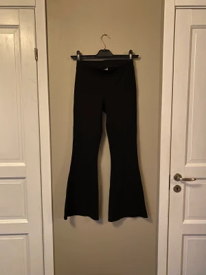 gina tricot tights  - begagnade svarta utsvängda gina tights  vid intresse kan fler bilder skickas 
