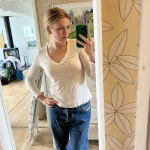 Beige topp med olika tyg!  - Denna tröjan är jättesöt och har två olika tyg, ett i ryggen och ett där fram så blir en väldigt fin kontrast. 