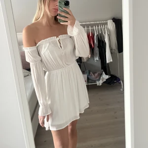 Vit klänning - Superfin vit klänning från Nelly, perfekt till sommaren eller varför inte studenten? Enbart använd fåtal gånger, så i fint skick!