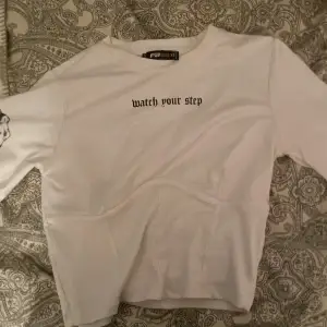 En vit tröja med svarta detaljer från new yorker .