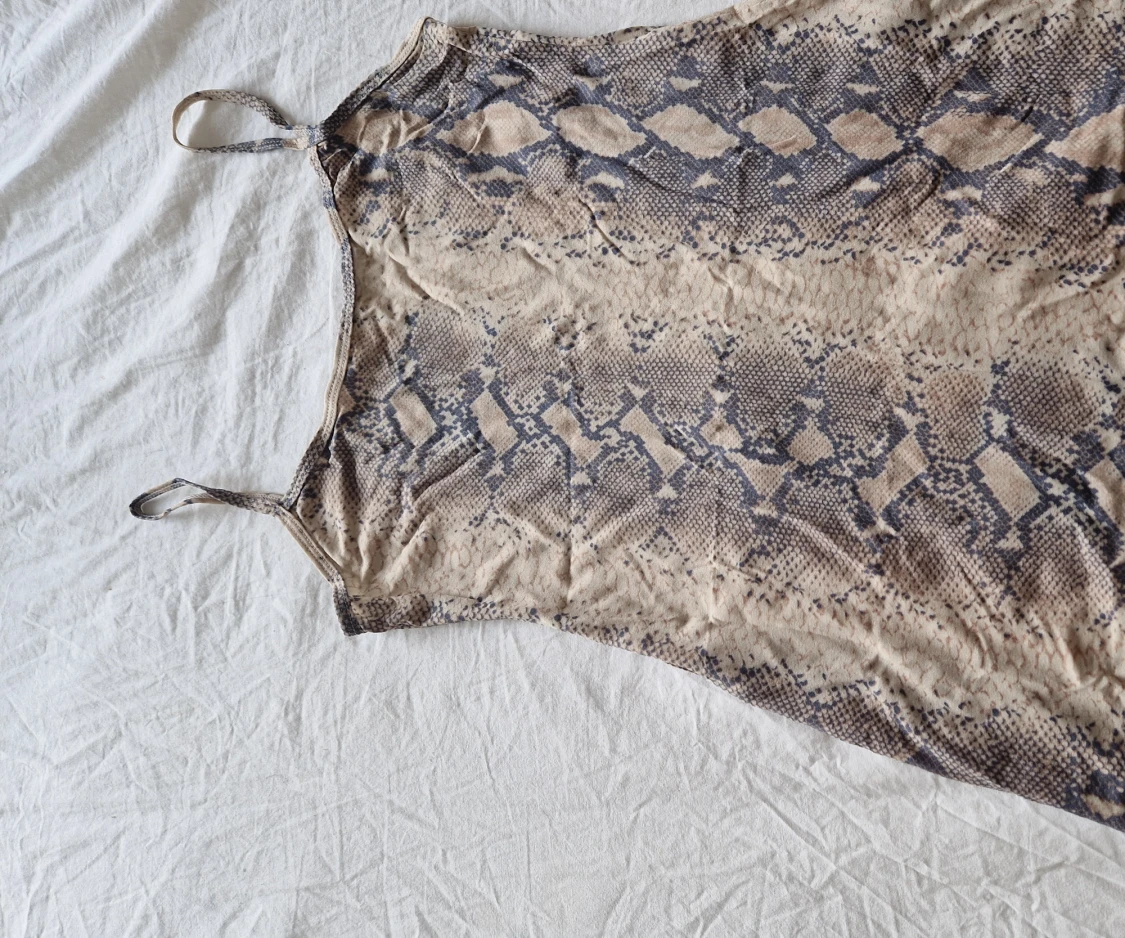 Ormmönstrat figursytt linne - 90