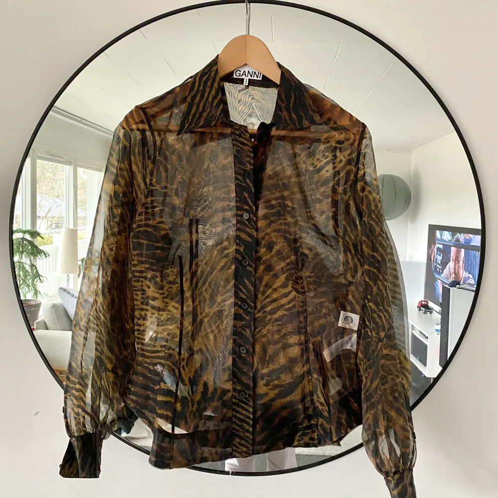Ganni sheer tiger print shirt, storlek 42.  100% polyester. Hittar ingenting att anmärka på vad gäller skicket.   Kommer från djur och rökfritt hem.. Toppar.