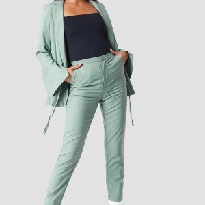 Kostym set från NA-KD - Både blazer och byxa är i storlek 34. I fint skick.