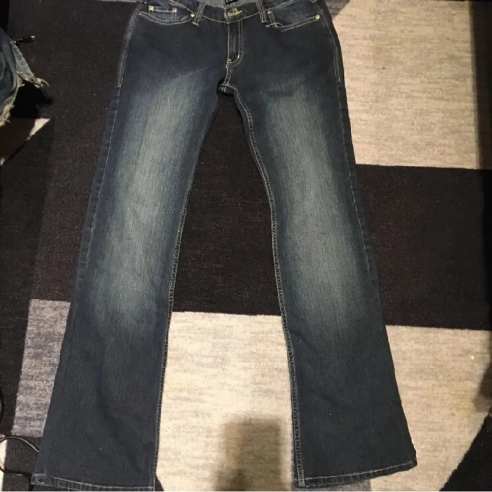 Victoria Beckham Jeans// Midjemått:38cm, Innerbenslängd:83.5cm, ytterbenslängd:104cm❤️ Köp gärna genom Köp nu//kontakta mig vid frågor❤️. Jeans & Byxor.