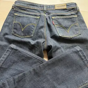 Jag säljer ett par lågmidjade jeans från Levis, stl står inte men passar mig i midjan som har 34/36 men lite korta i benen på mig som är 170🥰🥰