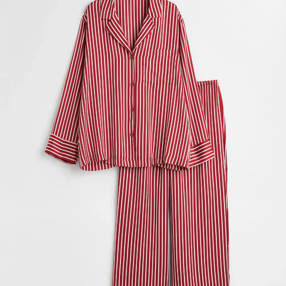 Pyjamasen är använd ca 2-3 gånger då den har varit lite för liten för mig. Den är i en storlek S och är i nyskick. Skjortan är använd ca 2-3 gånger, byxorna de samma. Väldigt skönt material och sitter så skönt . Övrigt.