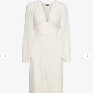 Superfin vacker vit klänning endast använd en gång. Kan både mötass upp och skickas