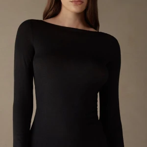 Helt nya intimissimi boat neck - Hej! Säljer en intimissimi tröja, den vanliga genomskinliga boat neck i svart! Fick hem den igår och passar inte mig så helt oanvänd och med prislapp kvar! Strlk M, frakt tillkommer som köparen står för ❤️