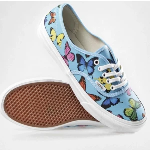 Vans strl 7,5 (38) - Coola och unika Vans Authentic Slim Sneakers i strl 7,5. Aldrig använda, lappar och kartong kvar. Färgen är Scuba Blue. (Första bilden är lånad, nr två & tre är mina) 🦋