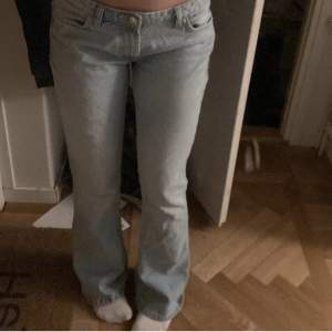 Superfina lågmidjade jeans från zara som slutats säljas. De är tyvärr för stora för mig och har därav inte hunnit användas så mycket och är i bra skick 💓 frakten är ink i priset💓