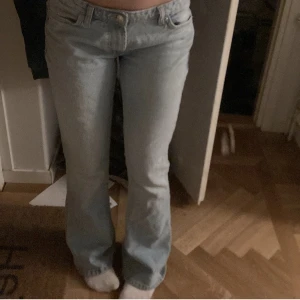 Lågmidjade Bootcut jeans - Superfina lågmidjade jeans från zara som slutats säljas. De är tyvärr för stora för mig och har därav inte hunnit användas så mycket och är i bra skick 💓 frakten är ink i priset💓