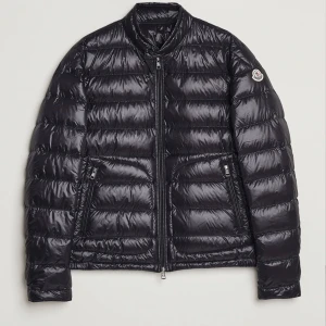 Moncler jacka💕💕 - Säljer denna jätte fina mörkblå  moncler jacka💕den är i väldigt bra skick utan att den har ett håll på sidan av armen köpte för 6000kr säljer för 1200 (start) så väldigt bra pris, säljer den såhär  billigt pågrund av hålet på jackan!!!
