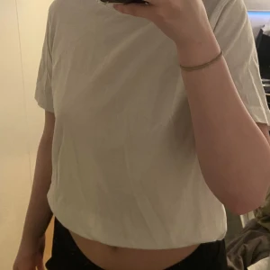 Luftig t-shirt  - Vit basic t- shirt från hm. Säljer pga att den inte kommer till användning. 