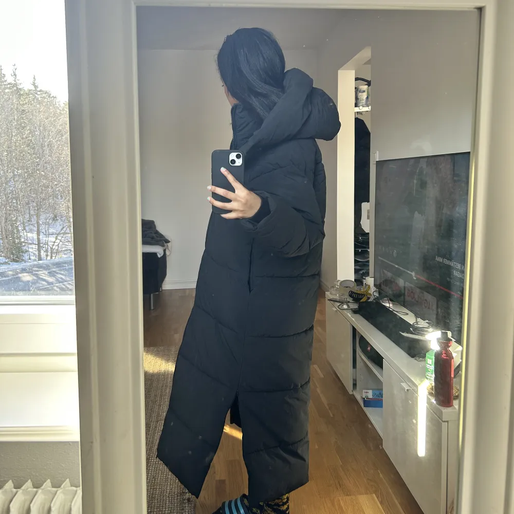 En lång jacka från Zara. Har knappt använt den och är i väldigt bra skick. Den är i strl Xs men passar även S och M om man önskar lite mer tajtare.. Takit.