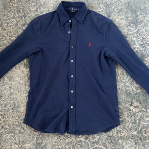 Ralph lauren skjorta - Säljer nu min Ralph lauren skjorta då jag ej använder den, materialet är gjort i featherweight mesh. Storlek M Nypris 1300kr Knappt använd och inga tecken på användning då den är relativt ny Fraktar helst