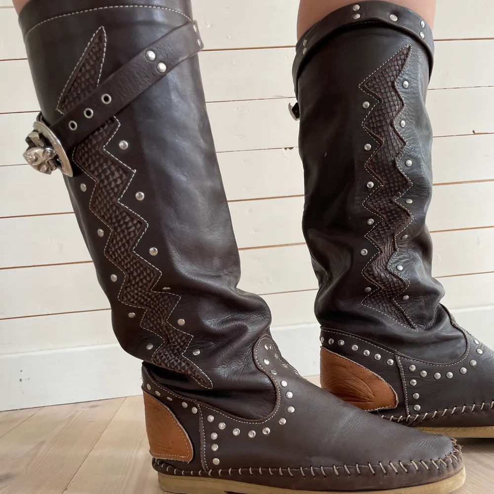 Ett par svinsnygga cowboy liknande boots!! Köpta secondhand så vet inte märket och skicket är använt men ändå bra!! Storlek 38 men ganska smala i vaderna💗. Skor.