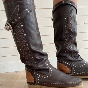 Boots - Ett par svinsnygga cowboy liknande boots!! Köpta secondhand så vet inte märket och skicket är använt men ändå bra!! Storlek 38 men ganska smala i vaderna💗