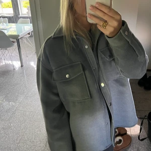 Jacka  - Säljer denna snygga jacka från ginatricot💙