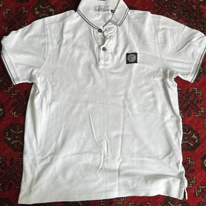 Stone Island piké  - Stone island Pike i storlek M. Knappt använt tröjan fick den som gåva för väldigt längesen. Finns en liten  fläck på vänster axeln/bröset på tröjan. Priset kan diskuteras. 