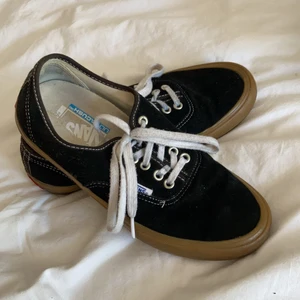 Vans (unika) svart mocka storlek 40  - Unika vans i mocka och brun sula. Säljes då dom tyvärr blev för stora trots extra sula i (har 39 själv)  Lite slitage i hälens innertyg men inget som stör eller syns utåt.  Finns i Majorna Göteborg, kan mötas upp kring Göteborg eller skickas.  🐈- finns 