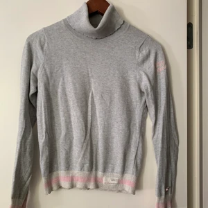 Odd Molly tröja - Säljer denna unika polo tröjan från Odd Molly! Endast använd ett fåtal gånger och är i bra skick. Skriv privat för eventuella frågor💕köparen står för frakten.