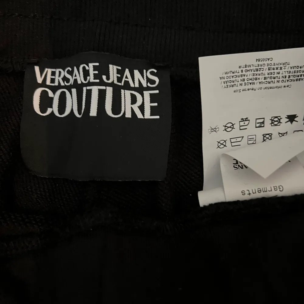 Säljer mina versace byxor i storlek S, använda Max 3 gånger. Kan skicka i kuvert så frakten ej blir så dyr🤗(äkta självfallet) . Jeans & Byxor.