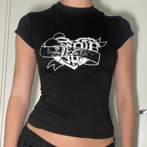 Svart tröja med tryck - Svart tröja med hög krage och vitt tryck från racer worldwide!