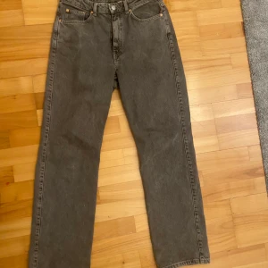 Weekday rowe jeans - Storlek 30/32. Bra skick. Köpta i vintras men har ej använt så mycket. Köparen står för frakt. 