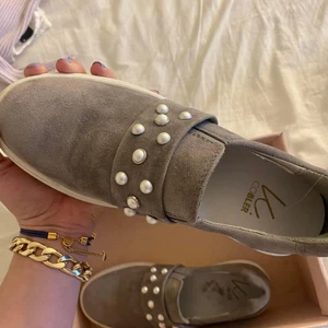 Skor - Säljer dessa skor då de är för små för mig. Använda en gång, är i nyskick! Strl 36.