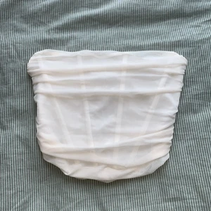 Korsettop från Gina Tricot - Säljer vit korsettop från Gina i storlek M. Aldrig använd bara provad. Säljer för halva priset!