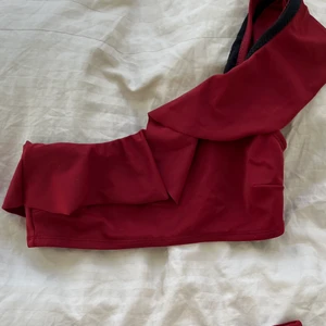 Röd bikini - En väldigt fin bikini från Gina Tricot i en superfin rödvin färg! Nästan aldrig använd