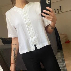 Vintage! - Vit blus som jag köpt på secondhand men tyvärr aldrig använt. Köpte den då för 200 kr
