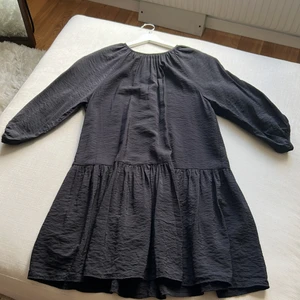 Svart klänning  - Svart klänning från H&M. Aldrig använd endast testad. 