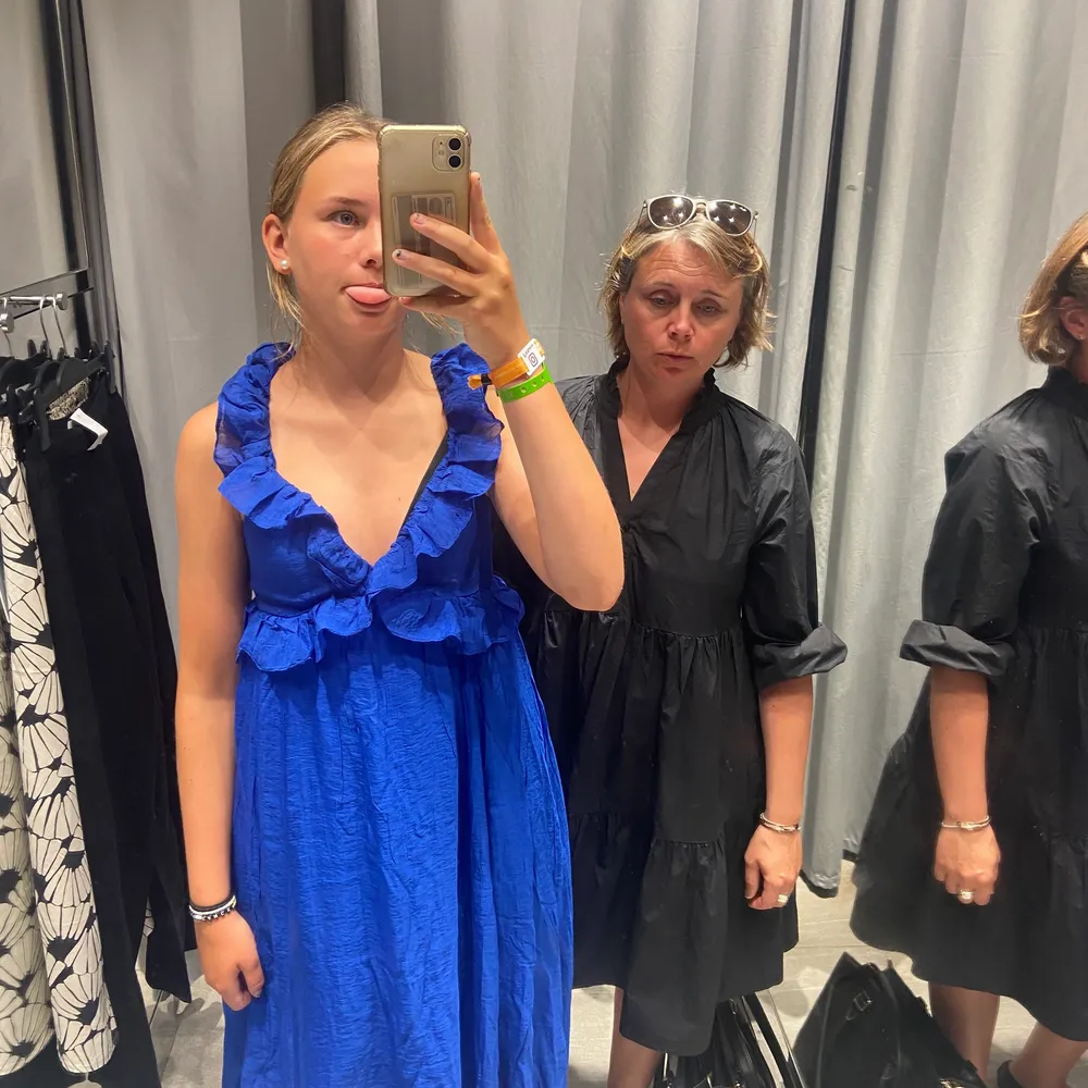 En blå klänning från hm storlek S. Nyskick. Jättefin till sommaren, nypris 400kr💕köparen står för frakten. Klänningar.