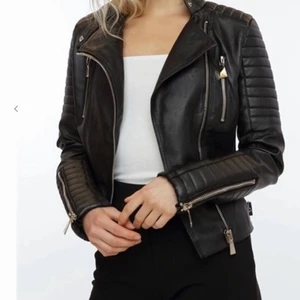 Jacka - Säljer min fina skinnjacka från Chiquelle  för den kommer inte till användning mer❤️ köpte för 799kr säljer för 150kr